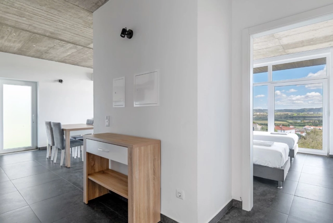 Moradia bifamiliar com duas frações T2, rooftop com piscina e uma vista para a Serra do Montejunto