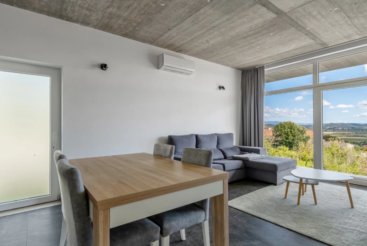 Moradia bifamiliar com duas frações T2, rooftop com piscina e uma vista para a Serra do Montejunto