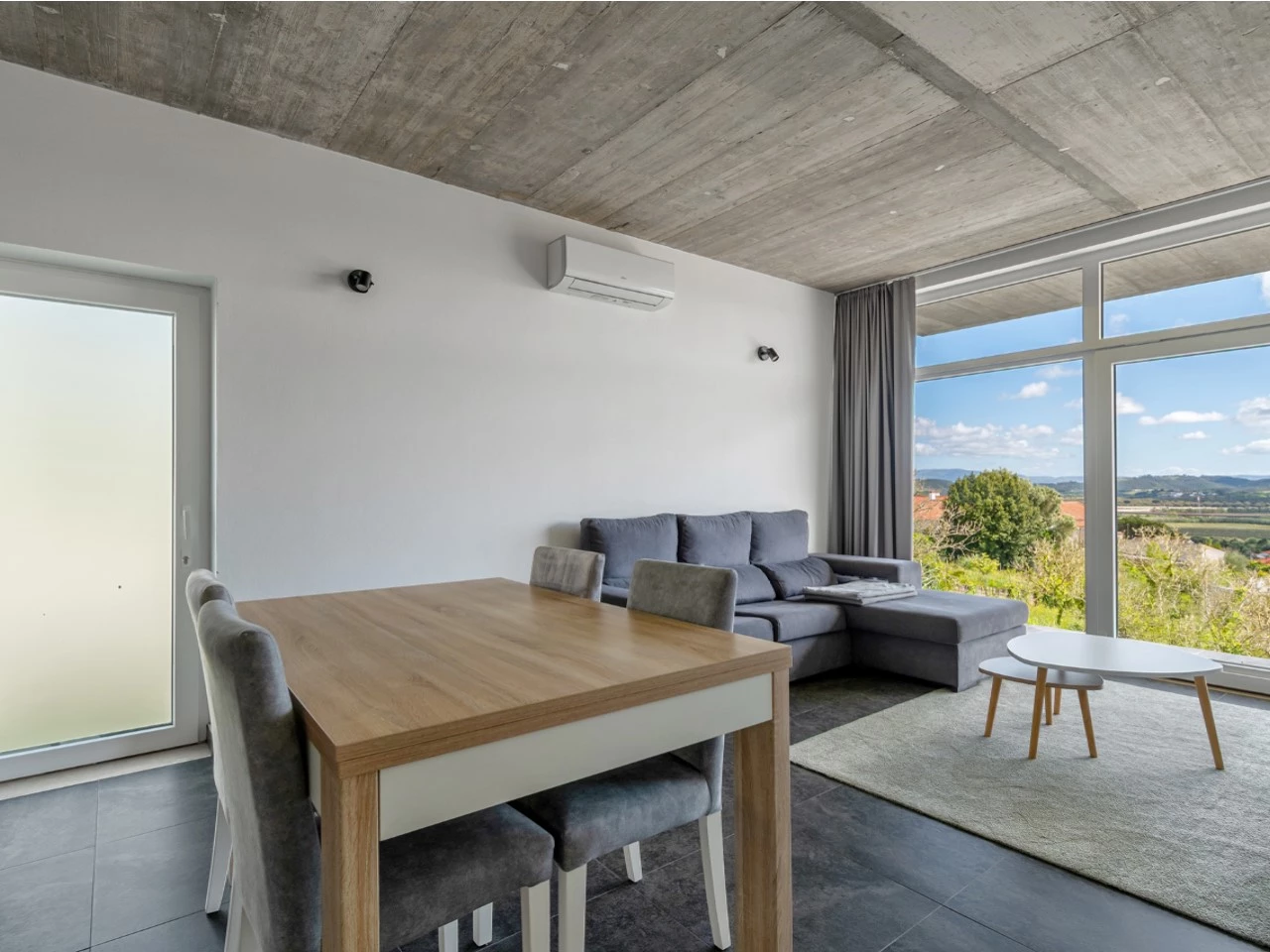 ID535f9a01-0000-0500-0000-0000157a085a.jpg Moradia bifamiliar com duas frações T2, rooftop com piscina e uma vista para a Serra do Montejunto