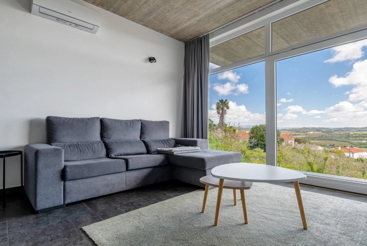 Moradia bifamiliar com duas frações T2, rooftop com piscina e uma vista para a Serra do Montejunto
