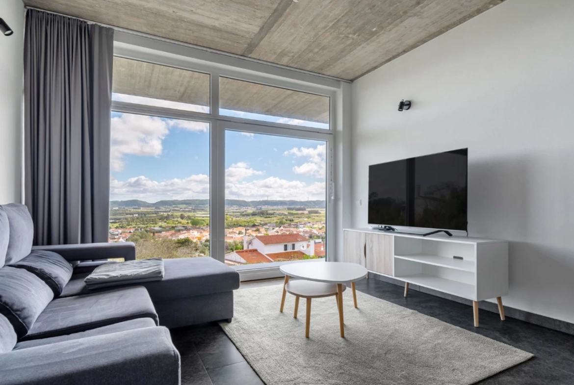 Moradia bifamiliar com duas frações T2, rooftop com piscina e uma vista para a Serra do Montejunto