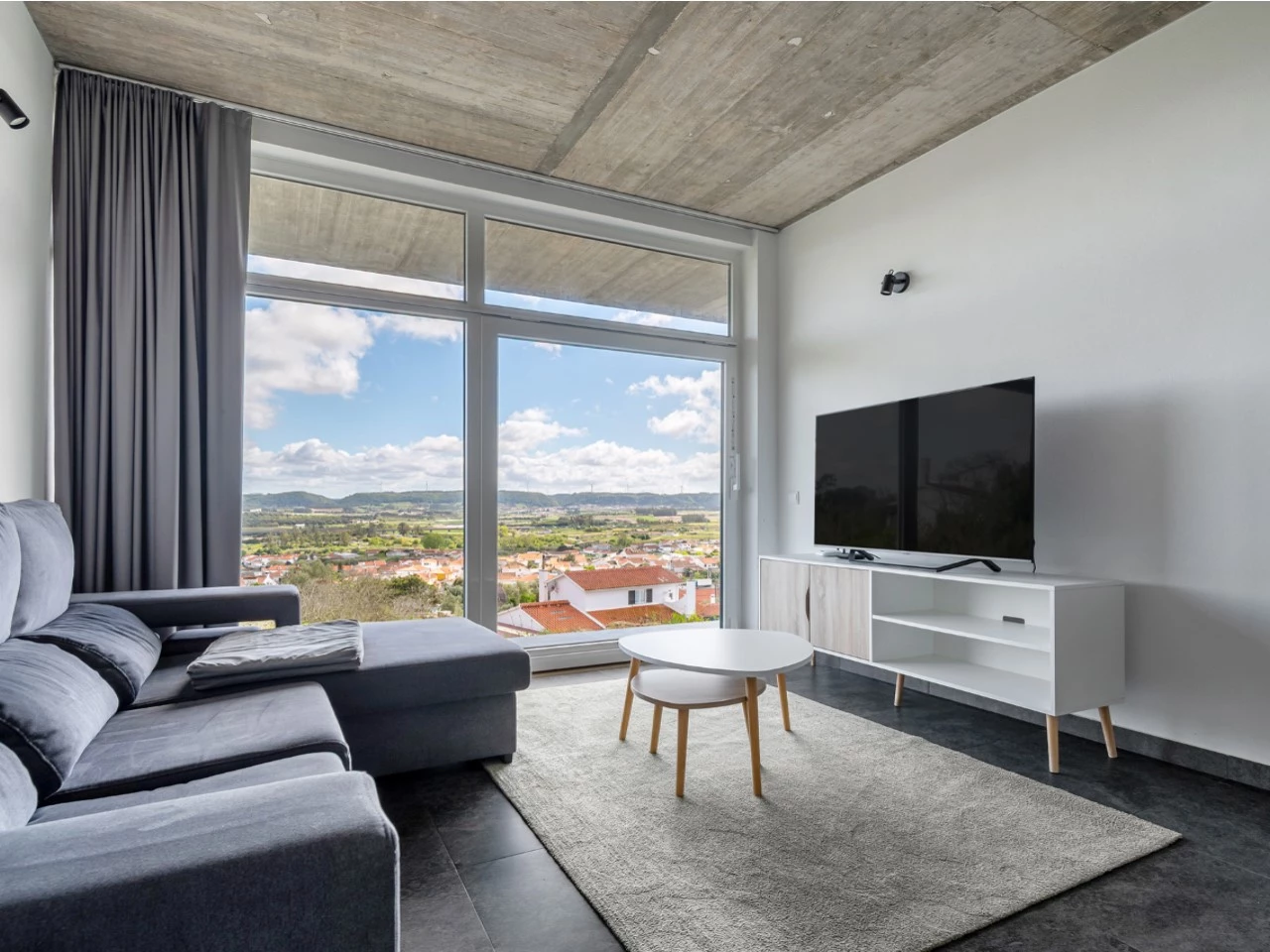 ID535f9a01-0000-0500-0000-0000157a085c.jpg Moradia bifamiliar com duas frações T2, rooftop com piscina e uma vista para a Serra do Montejunto