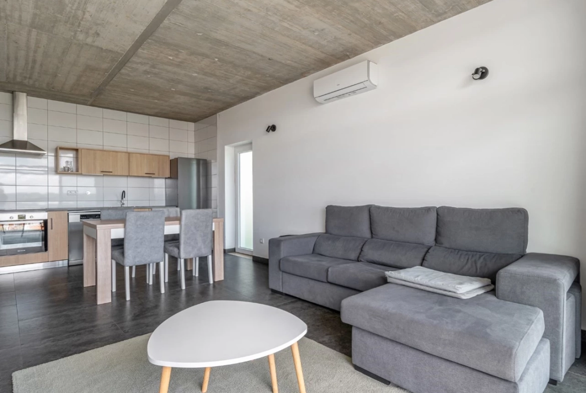 Moradia bifamiliar com duas frações T2, rooftop com piscina e uma vista para a Serra do Montejunto