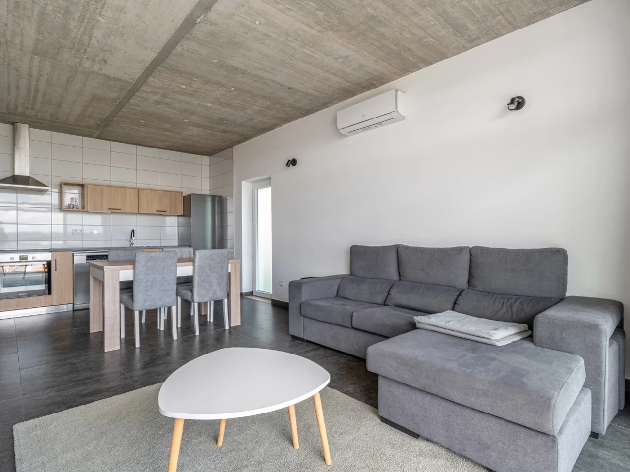 ID535f9a01-0000-0500-0000-0000157a085d.jpg Moradia bifamiliar com duas frações T2, rooftop com piscina e uma vista para a Serra do Montejunto