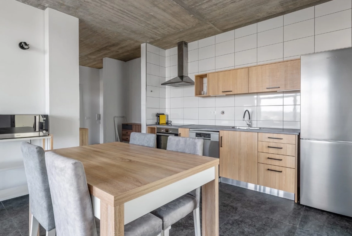 Moradia bifamiliar com duas frações T2, rooftop com piscina e uma vista para a Serra do Montejunto