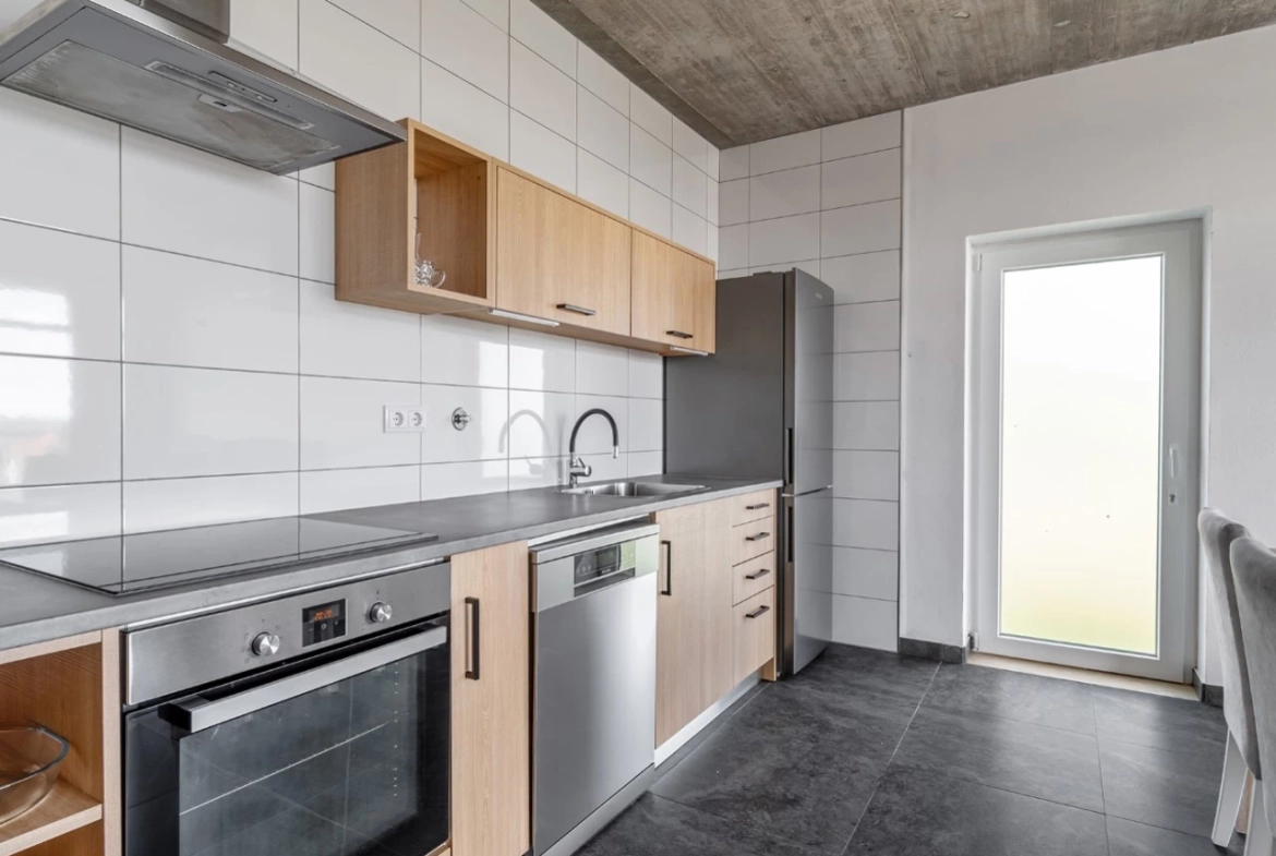 Moradia bifamiliar com duas frações T2, rooftop com piscina e uma vista para a Serra do Montejunto