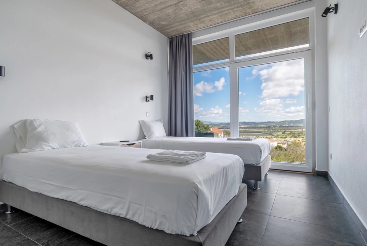 Moradia bifamiliar com duas frações T2, rooftop com piscina e uma vista para a Serra do Montejunto