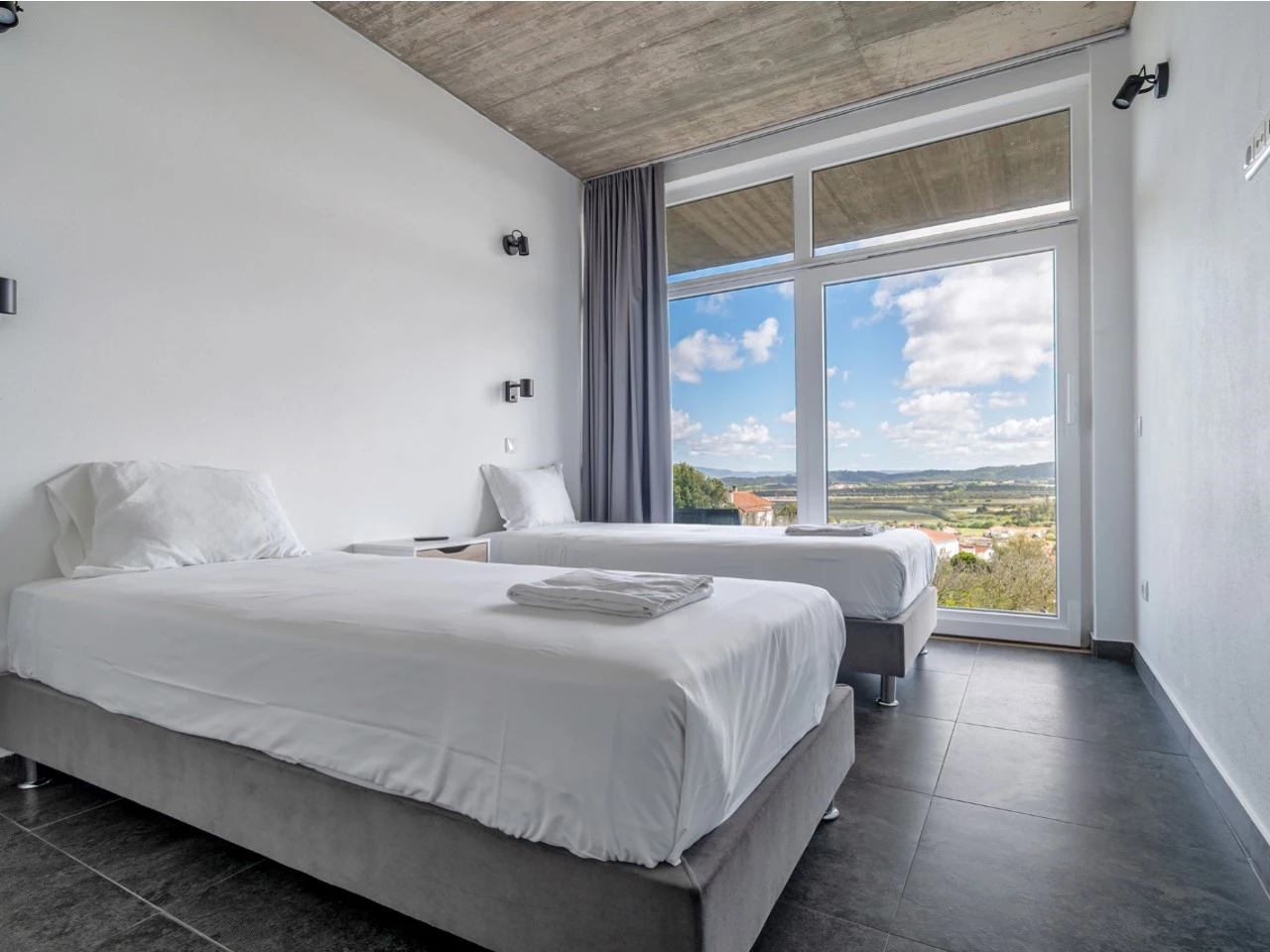 ID535f9a01-0000-0500-0000-0000157a0861.jpg Moradia bifamiliar com duas frações T2, rooftop com piscina e uma vista para a Serra do Montejunto