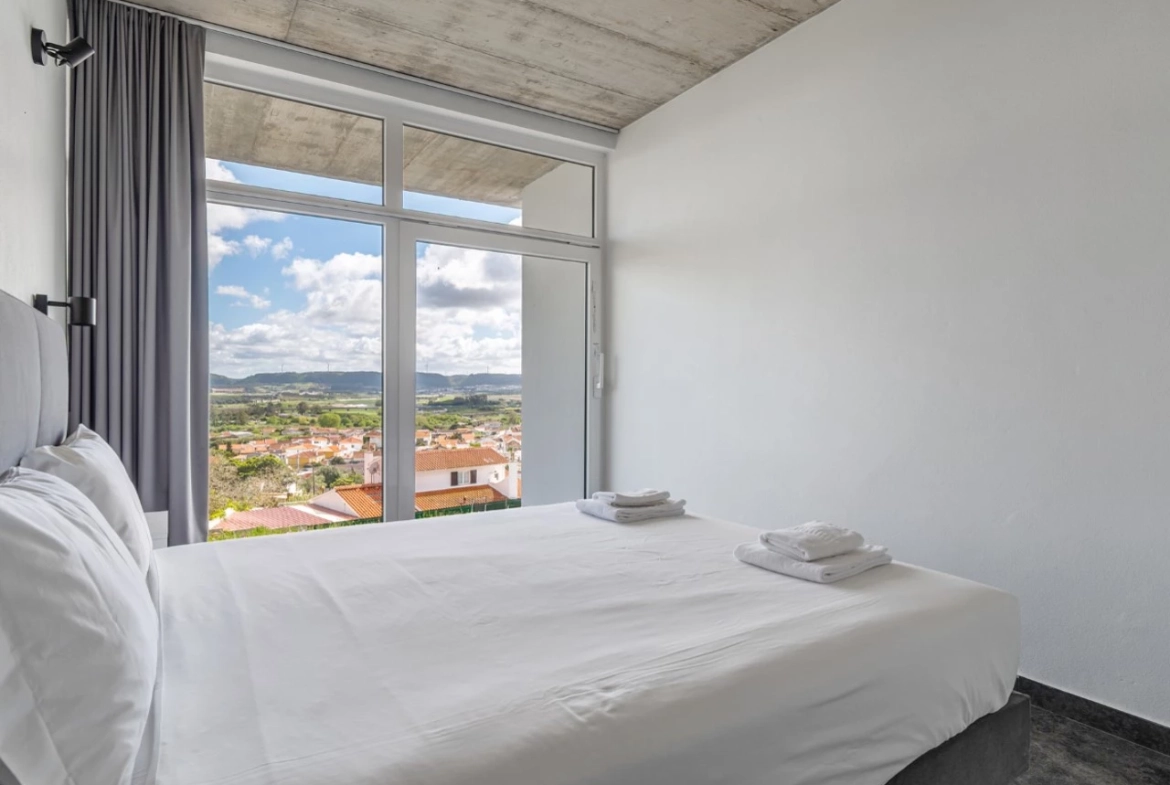 Moradia bifamiliar com duas frações T2, rooftop com piscina e uma vista para a Serra do Montejunto