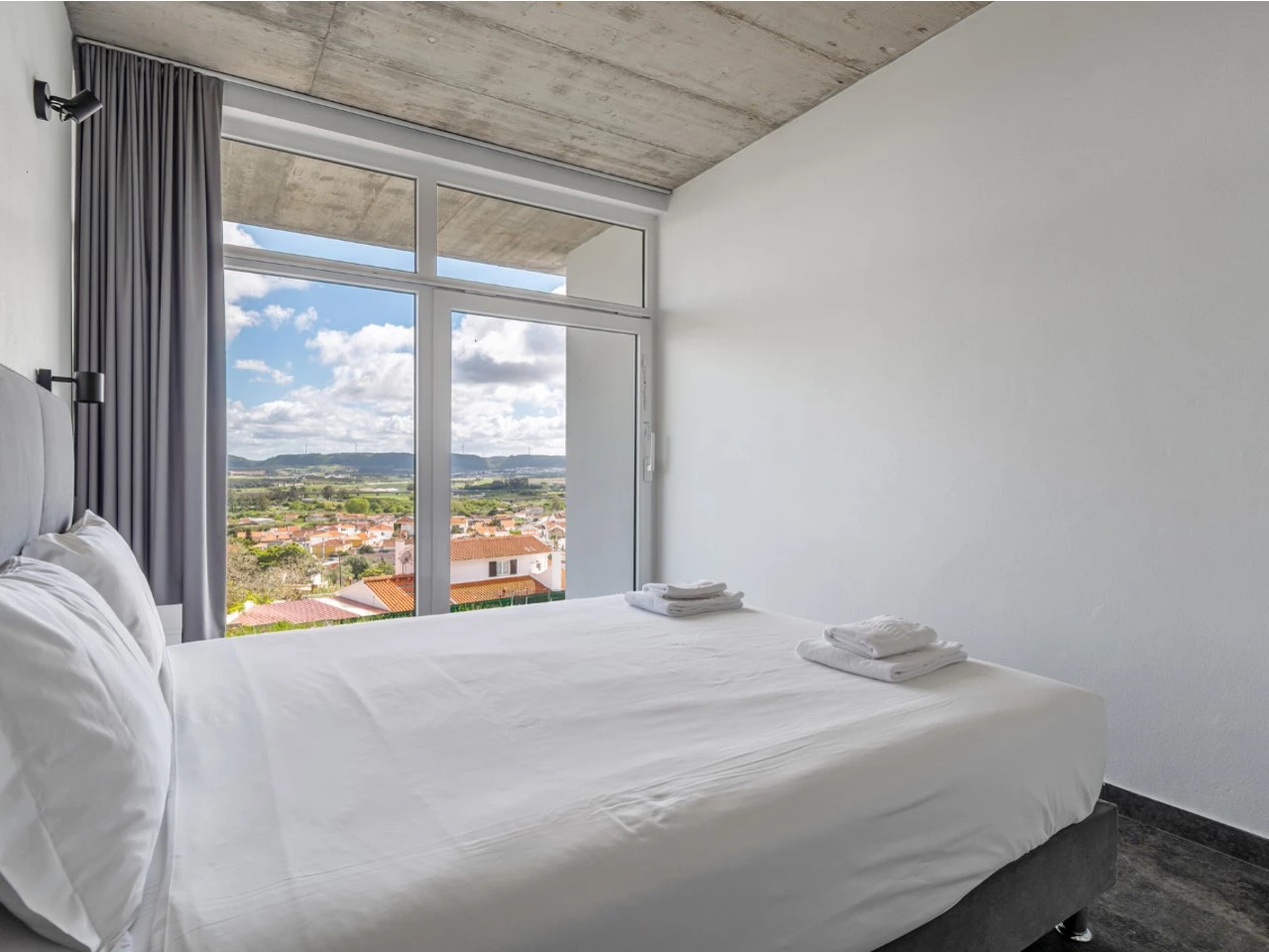 ID535f9a01-0000-0500-0000-0000157a0862.jpg Moradia bifamiliar com duas frações T2, rooftop com piscina e uma vista para a Serra do Montejunto