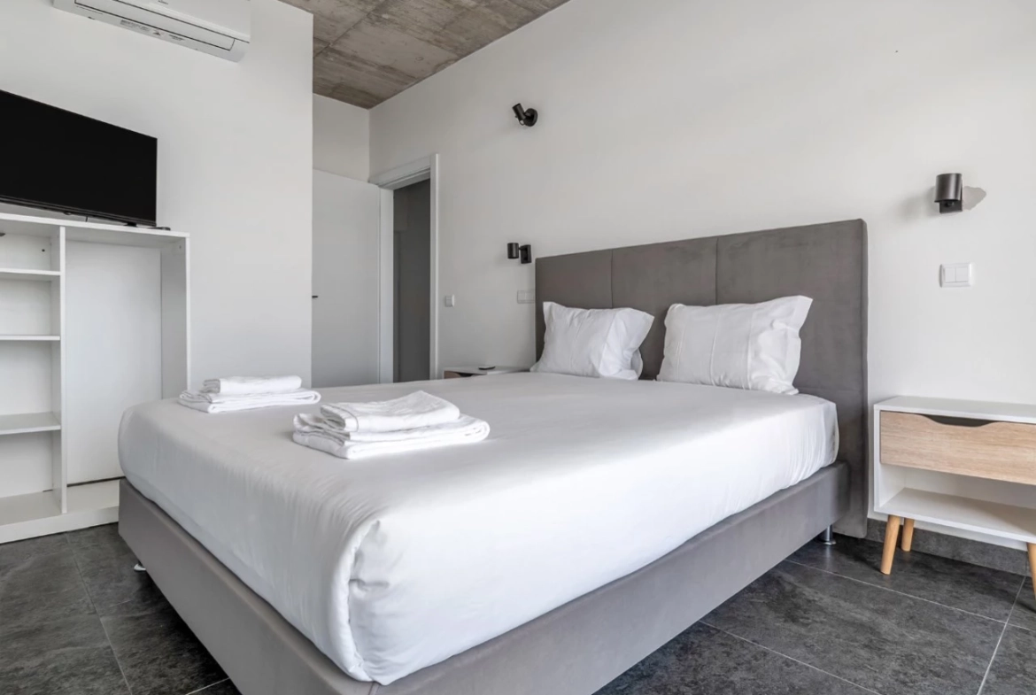 Moradia bifamiliar com duas frações T2, rooftop com piscina e uma vista para a Serra do Montejunto