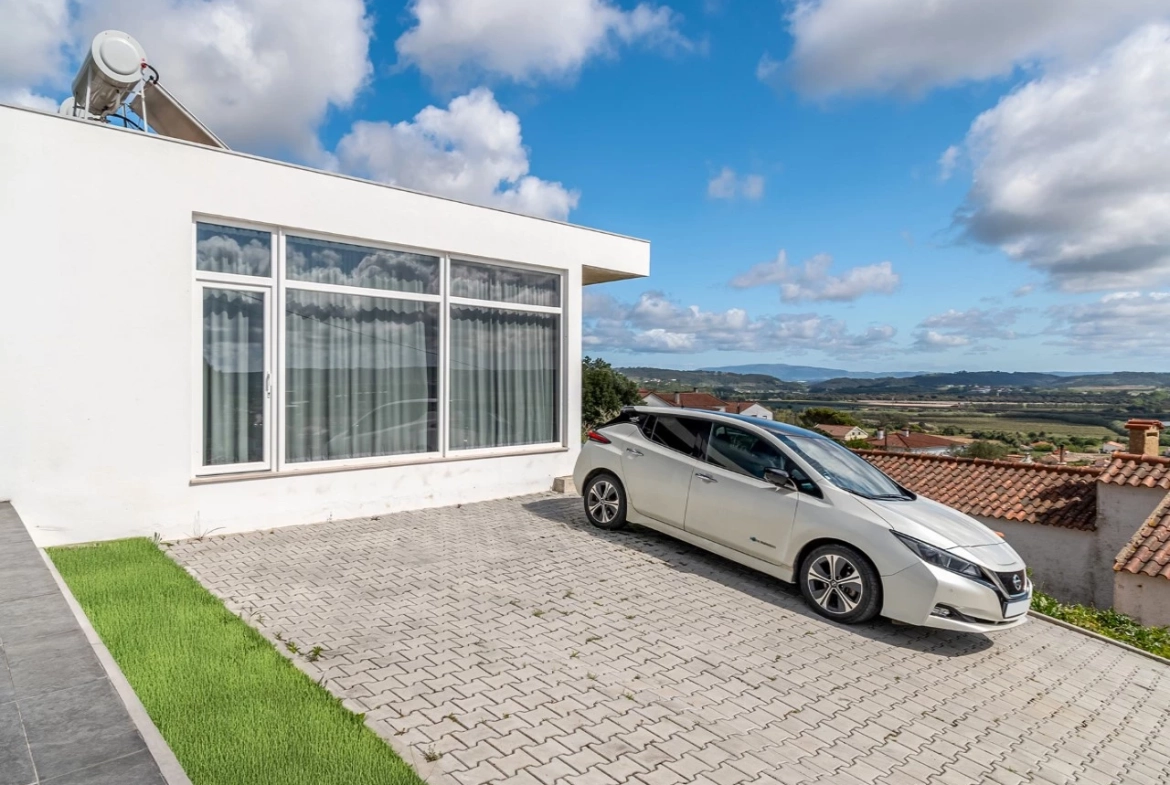 Moradia bifamiliar com duas frações T2, rooftop com piscina e uma vista para a Serra do Montejunto