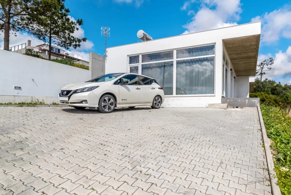Moradia bifamiliar com duas frações T2, rooftop com piscina e uma vista para a Serra do Montejunto