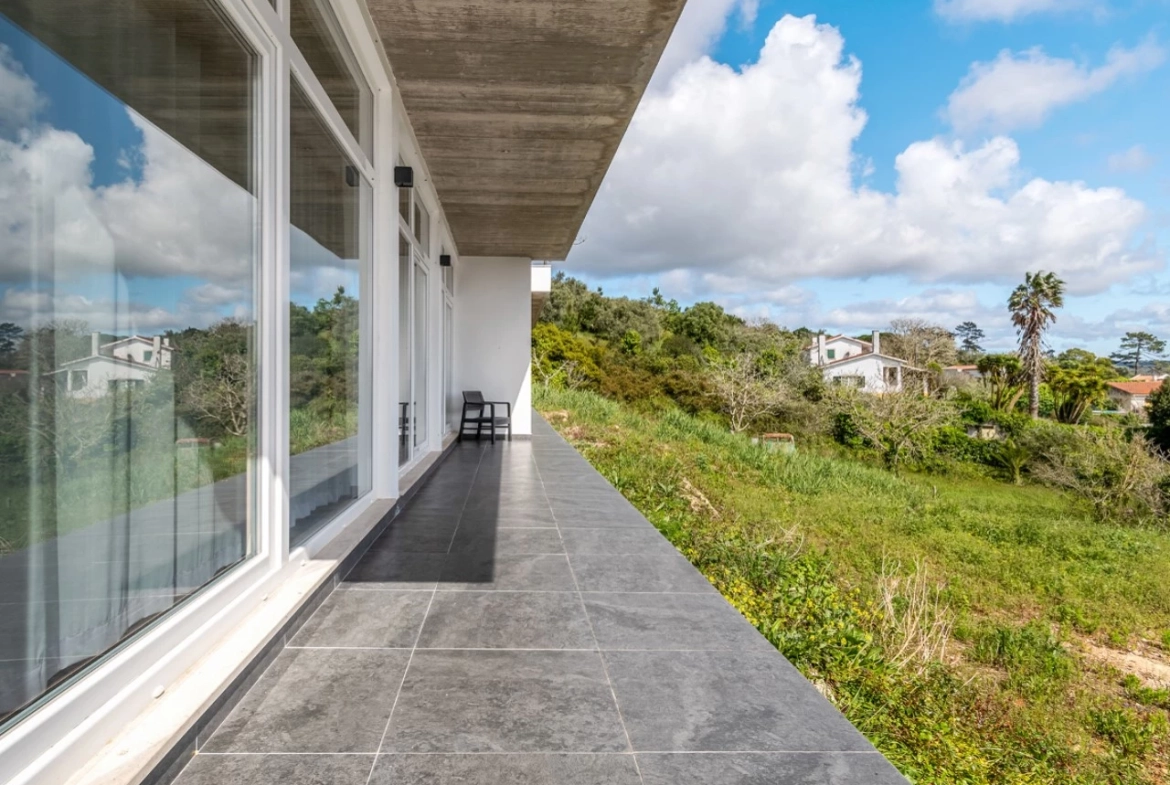 Moradia bifamiliar com duas frações T2, rooftop com piscina e uma vista para a Serra do Montejunto