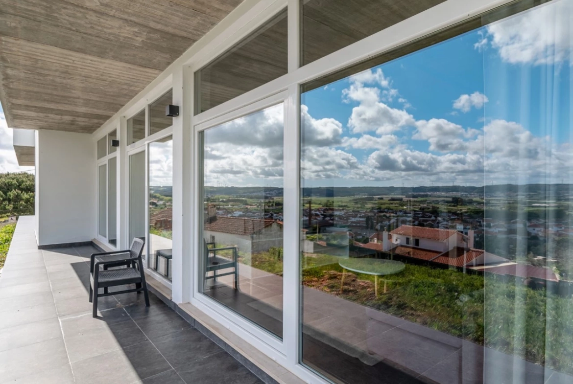 Moradia bifamiliar com duas frações T2, rooftop com piscina e uma vista para a Serra do Montejunto