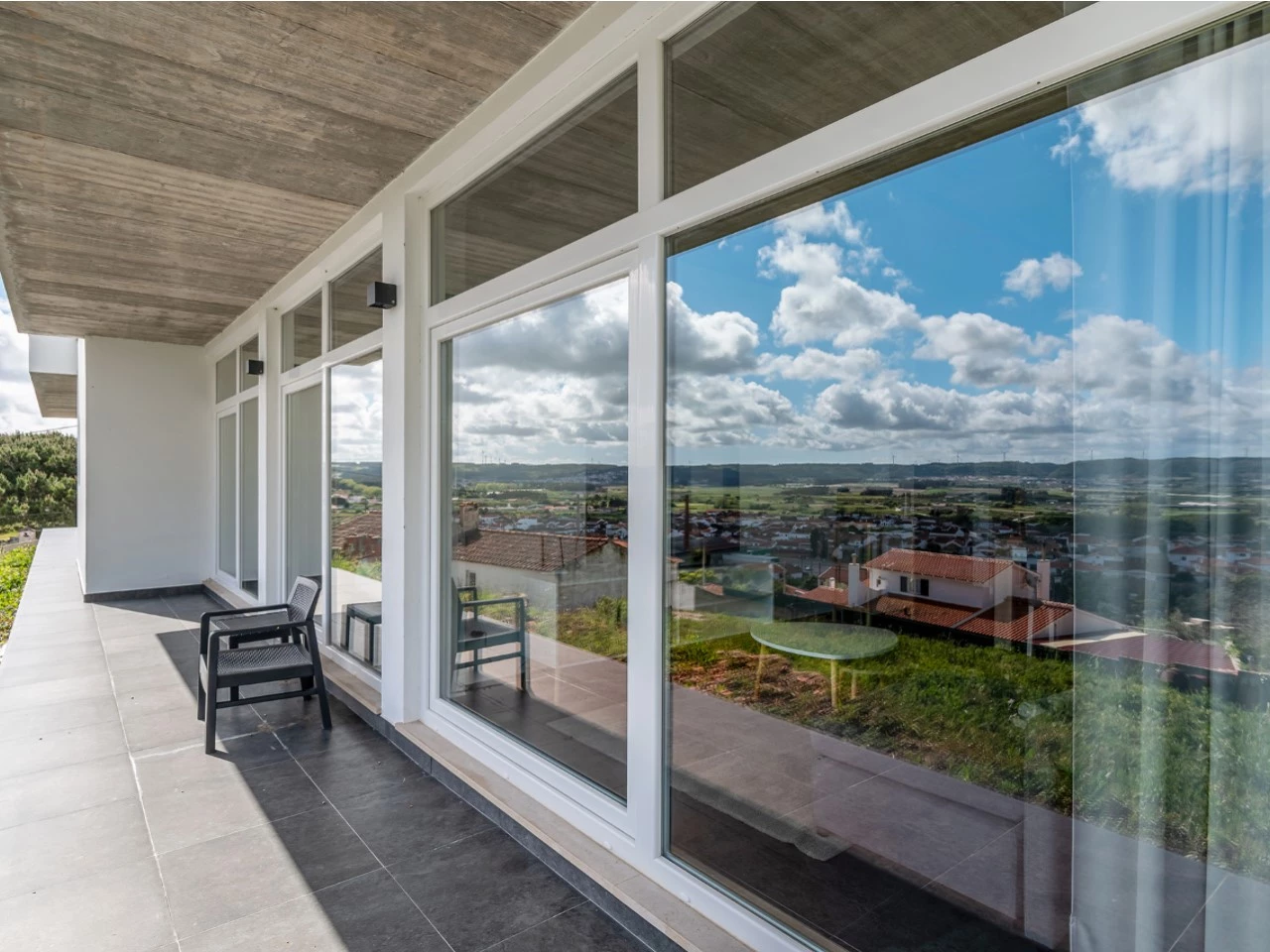 ID535f9a01-0000-0500-0000-0000157a0867.jpg Moradia bifamiliar com duas frações T2, rooftop com piscina e uma vista para a Serra do Montejunto