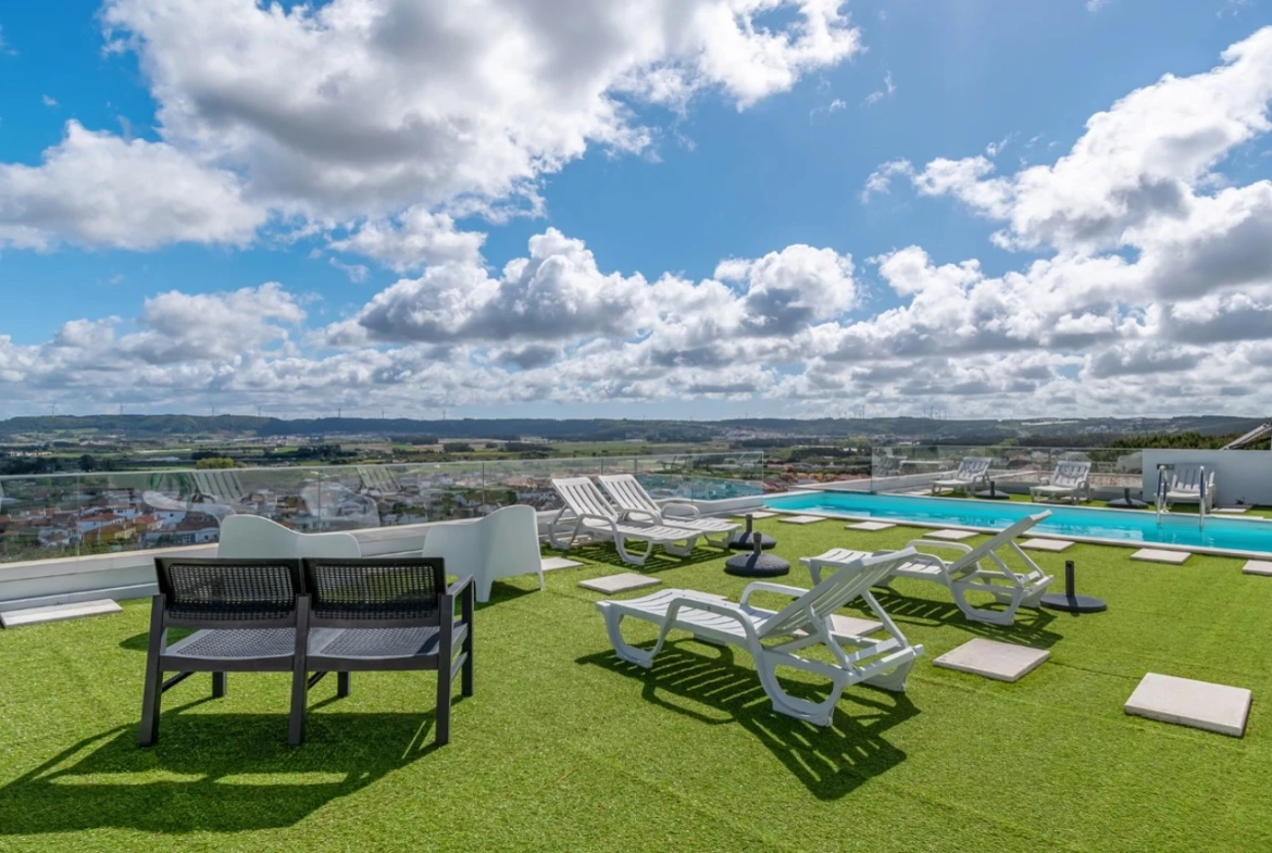 Moradia bifamiliar com duas frações T2, rooftop com piscina e uma vista para a Serra do Montejunto