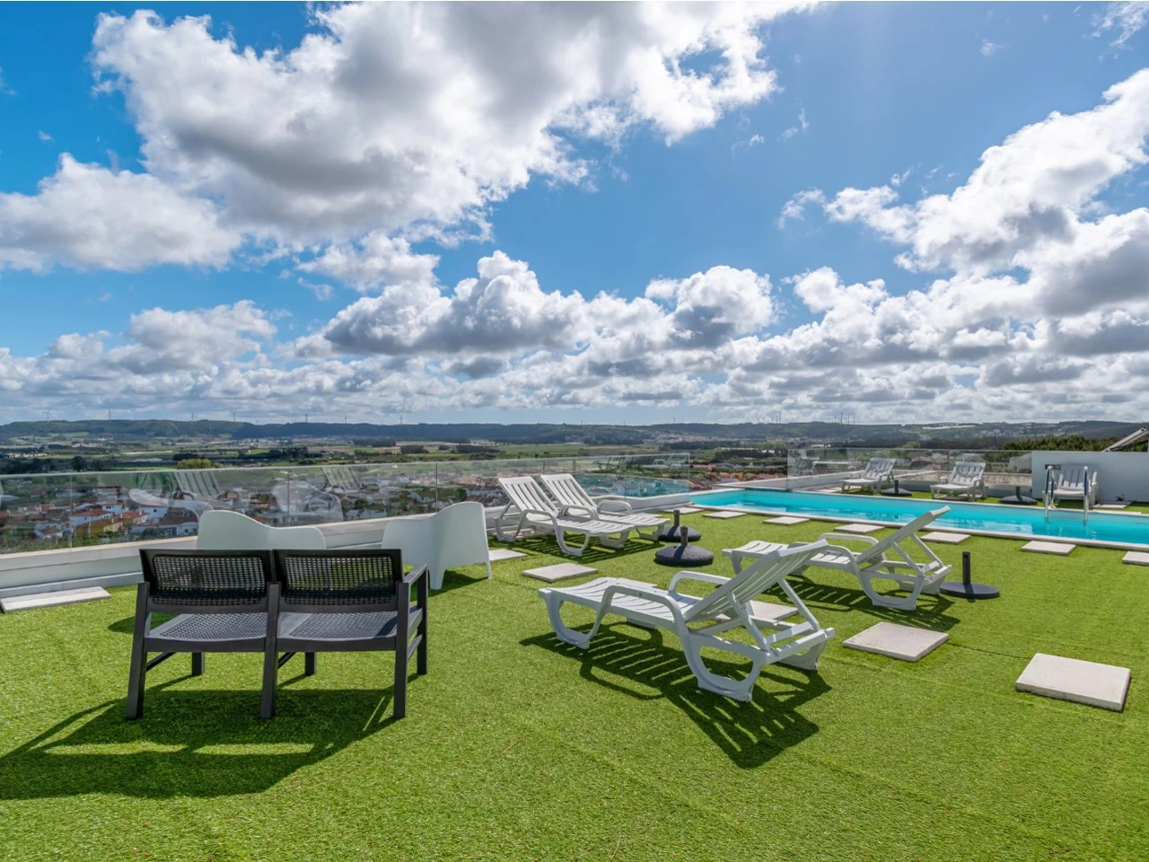 ID535f9a01-0000-0500-0000-0000157a0868.jpg Moradia bifamiliar com duas frações T2, rooftop com piscina e uma vista para a Serra do Montejunto
