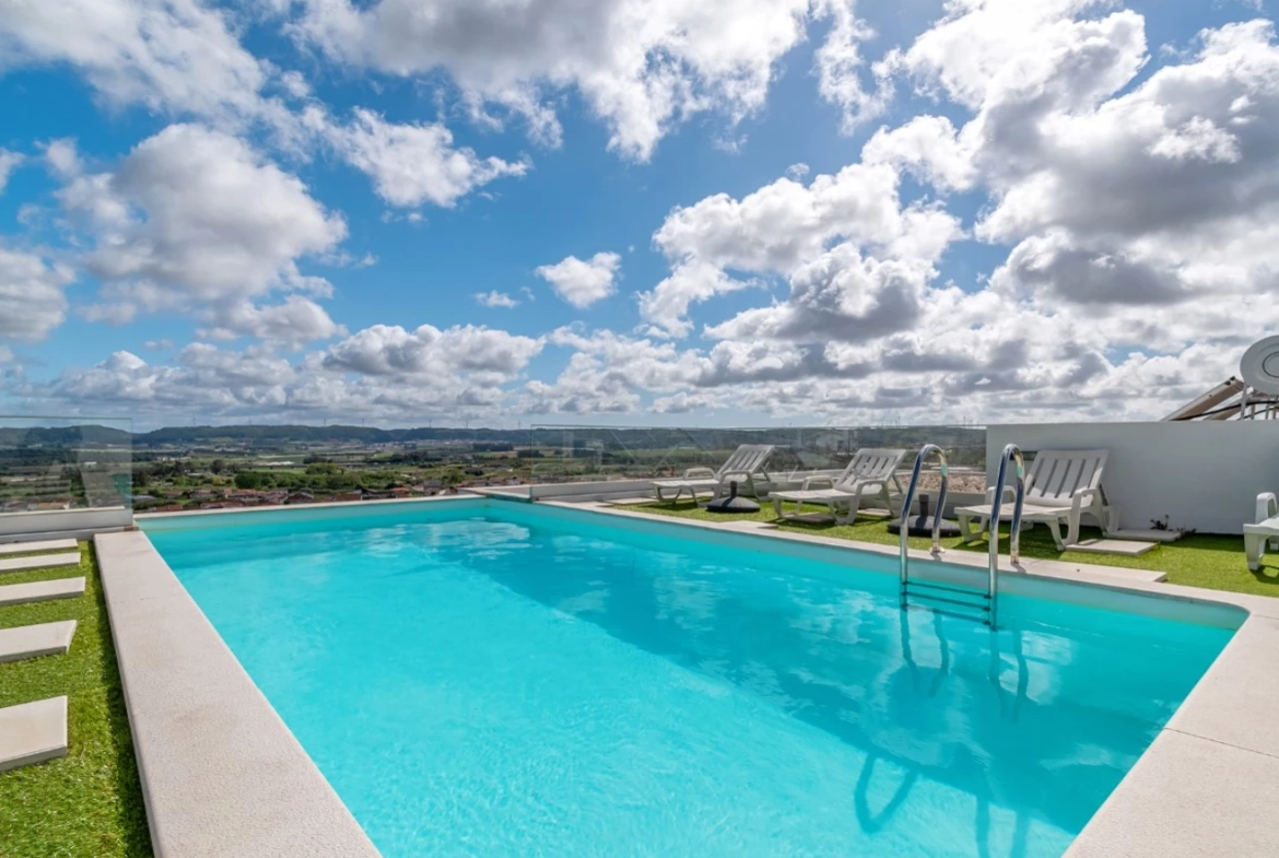 Moradia bifamiliar com duas frações T2, rooftop com piscina e uma vista para a Serra do Montejunto
