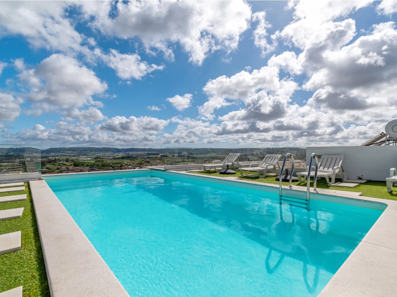 ID535f9a01-0000-0500-0000-0000157a0869.jpg Moradia bifamiliar com duas frações T2, rooftop com piscina e uma vista para a Serra do Montejunto