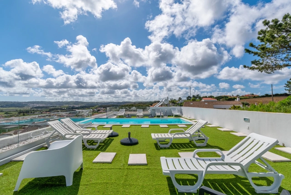 Moradia bifamiliar com duas frações T2, rooftop com piscina e uma vista para a Serra do Montejunto