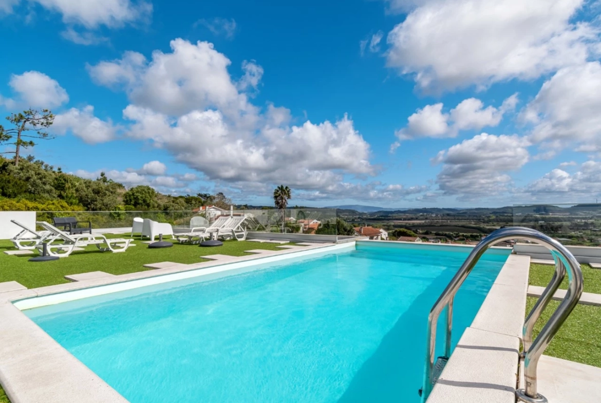 Moradia bifamiliar com duas frações T2, rooftop com piscina e uma vista para a Serra do Montejunto