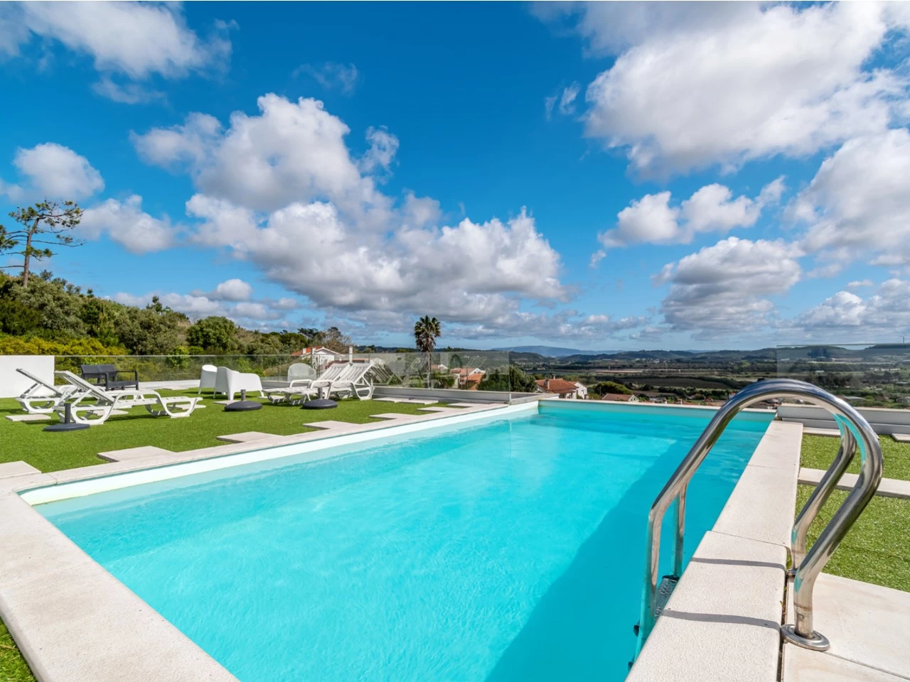 ID535f9a01-0000-0500-0000-0000157a086b.jpg Moradia bifamiliar com duas frações T2, rooftop com piscina e uma vista para a Serra do Montejunto