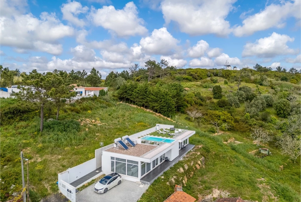 Moradia bifamiliar com duas frações T2, rooftop com piscina e uma vista para a Serra do Montejunto