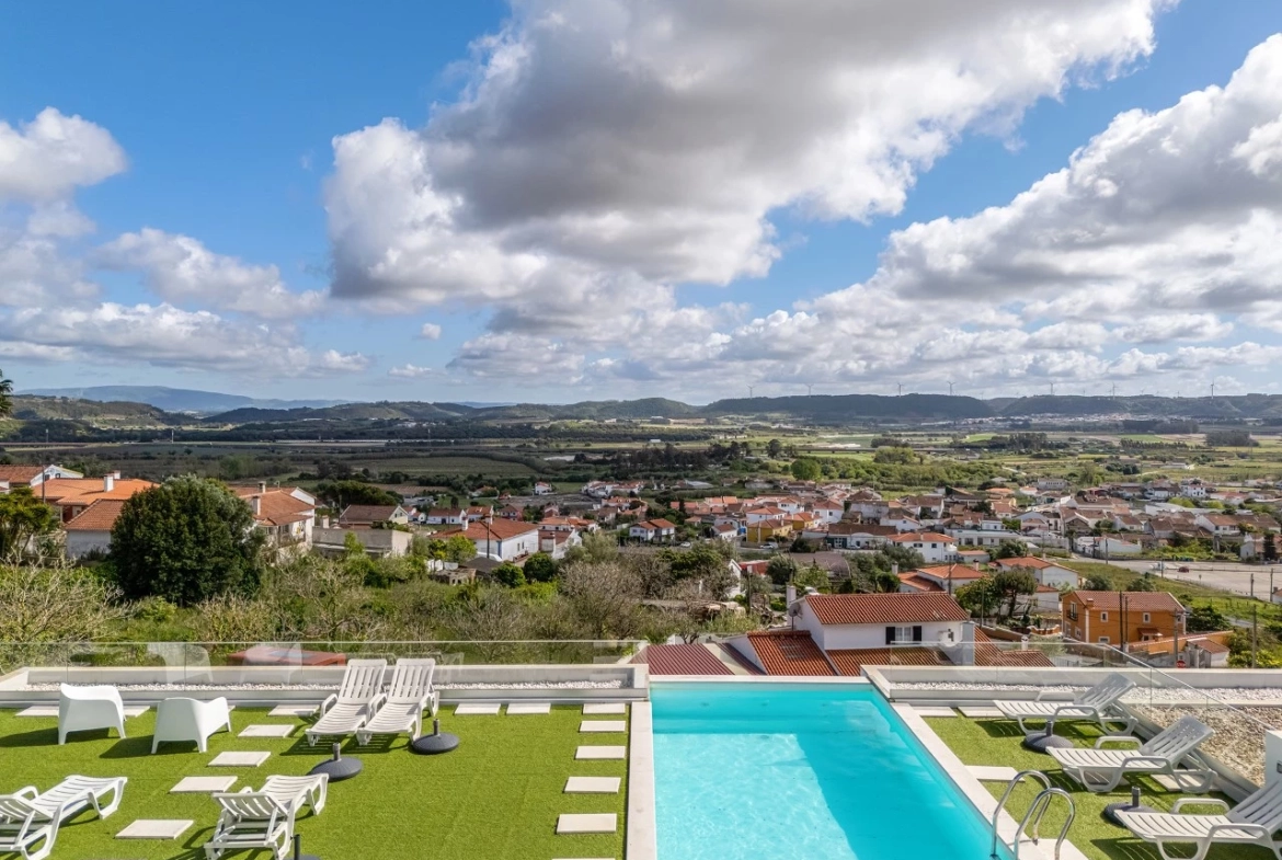 Moradia bifamiliar com duas frações T2, rooftop com piscina e uma vista para a Serra do Montejunto