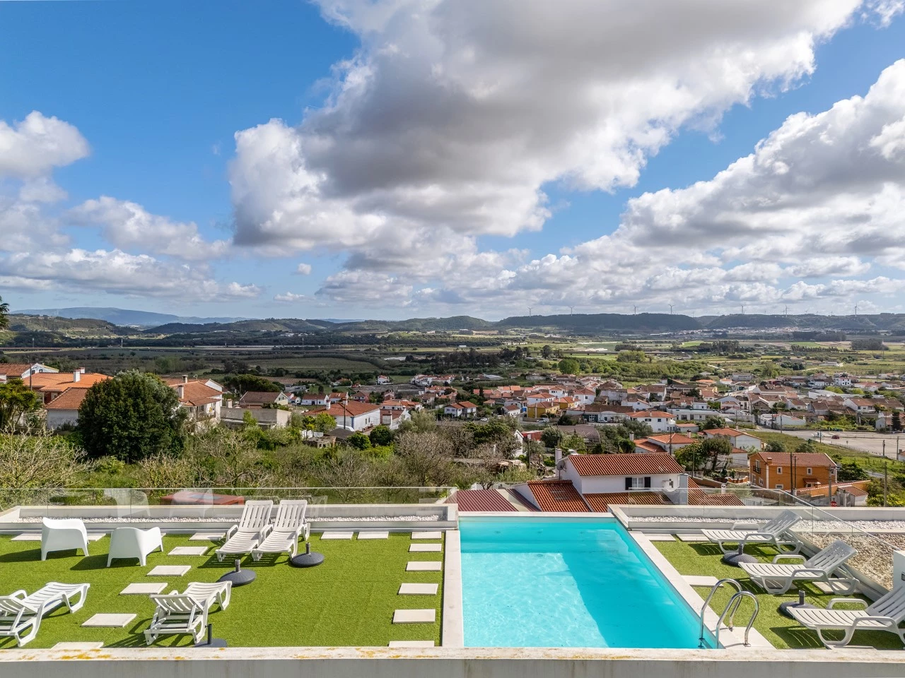 ID535f9a01-0000-0500-0000-0000157a086e.jpg Moradia bifamiliar com duas frações T2, rooftop com piscina e uma vista para a Serra do Montejunto