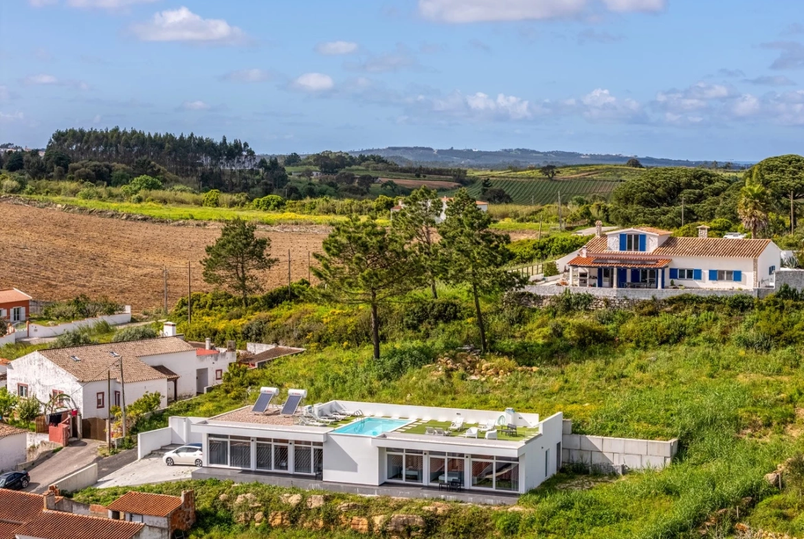 Moradia bifamiliar com duas frações T2, rooftop com piscina e uma vista para a Serra do Montejunto