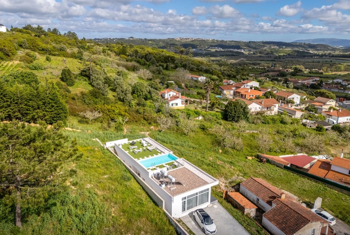 Moradia bifamiliar com duas frações T2, rooftop com piscina e uma vista para a Serra do Montejunto