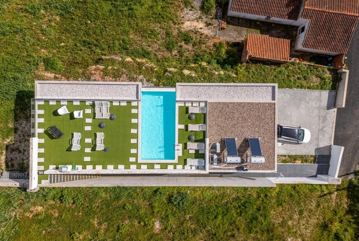 Moradia bifamiliar com duas frações T2, rooftop com piscina e uma vista para a Serra do Montejunto