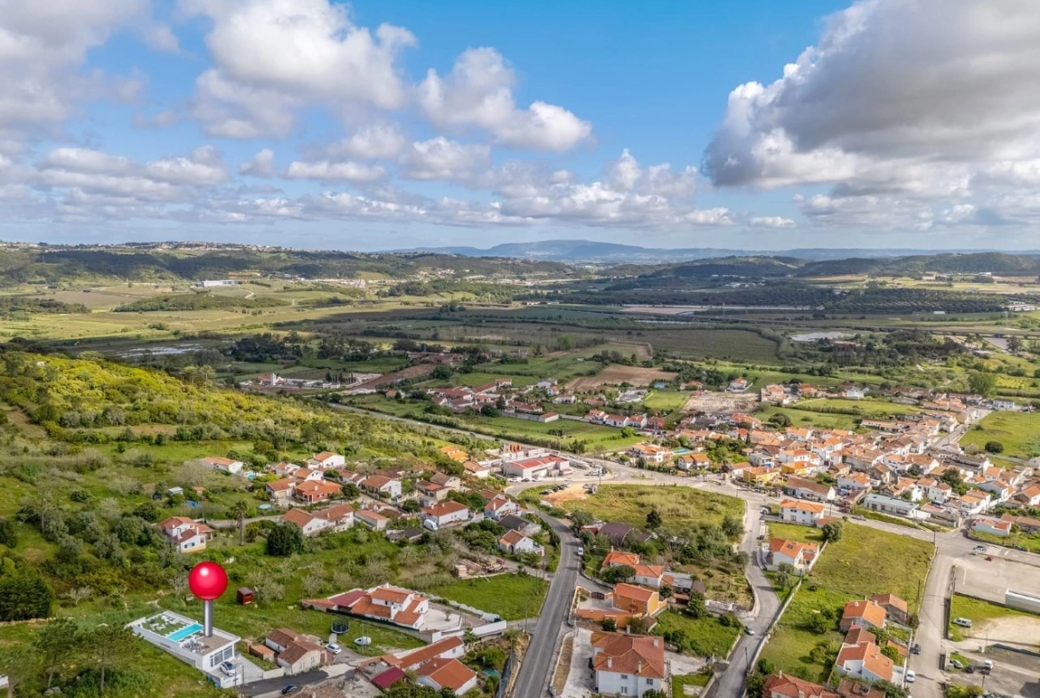 Moradia bifamiliar com duas frações T2, rooftop com piscina e uma vista para a Serra do Montejunto