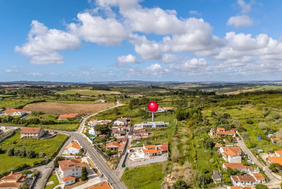 Moradia bifamiliar com duas frações T2, rooftop com piscina e uma vista para a Serra do Montejunto