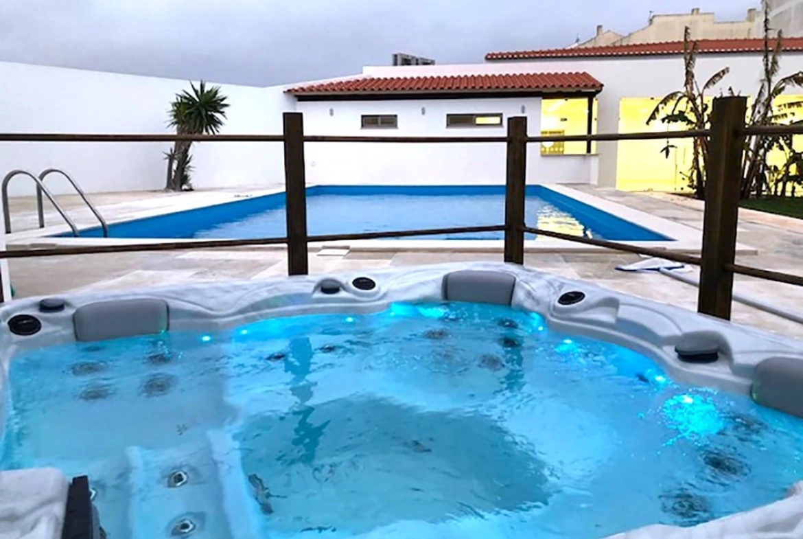 Oportunidade de Investimento a apenas 400 metros da Praia da Consolação!