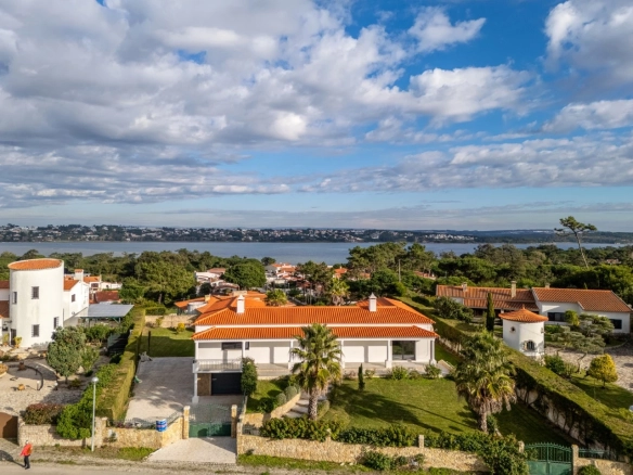 Moradia com 4 quartos e piscina com vista para a Lagoa de Óbidos