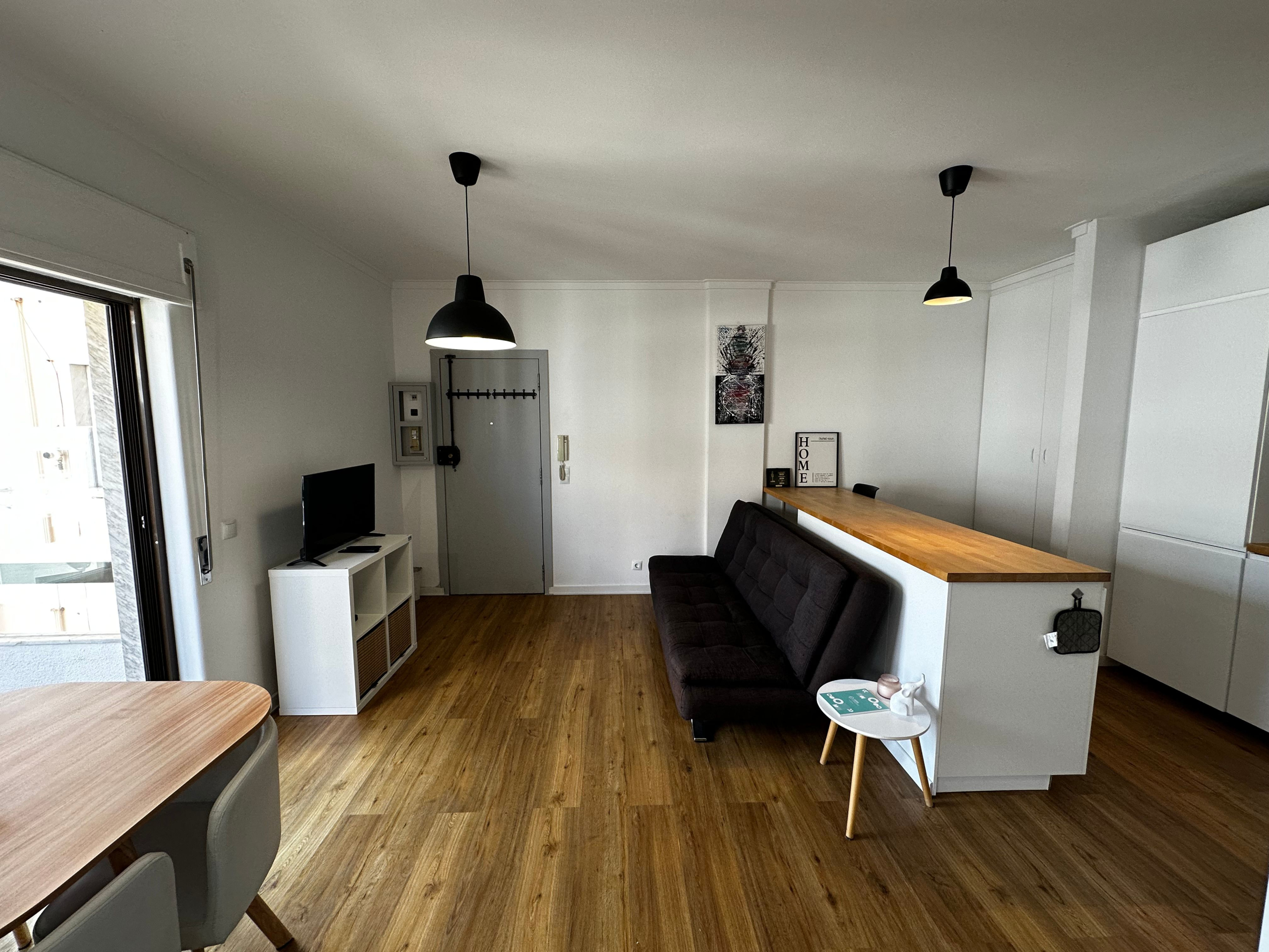 sala-2025-05-15 15.09.06-1.heic Monte Estoril, Avenida Piemonte, 251 – T1 com charme e luz natural no coração da sofisticação