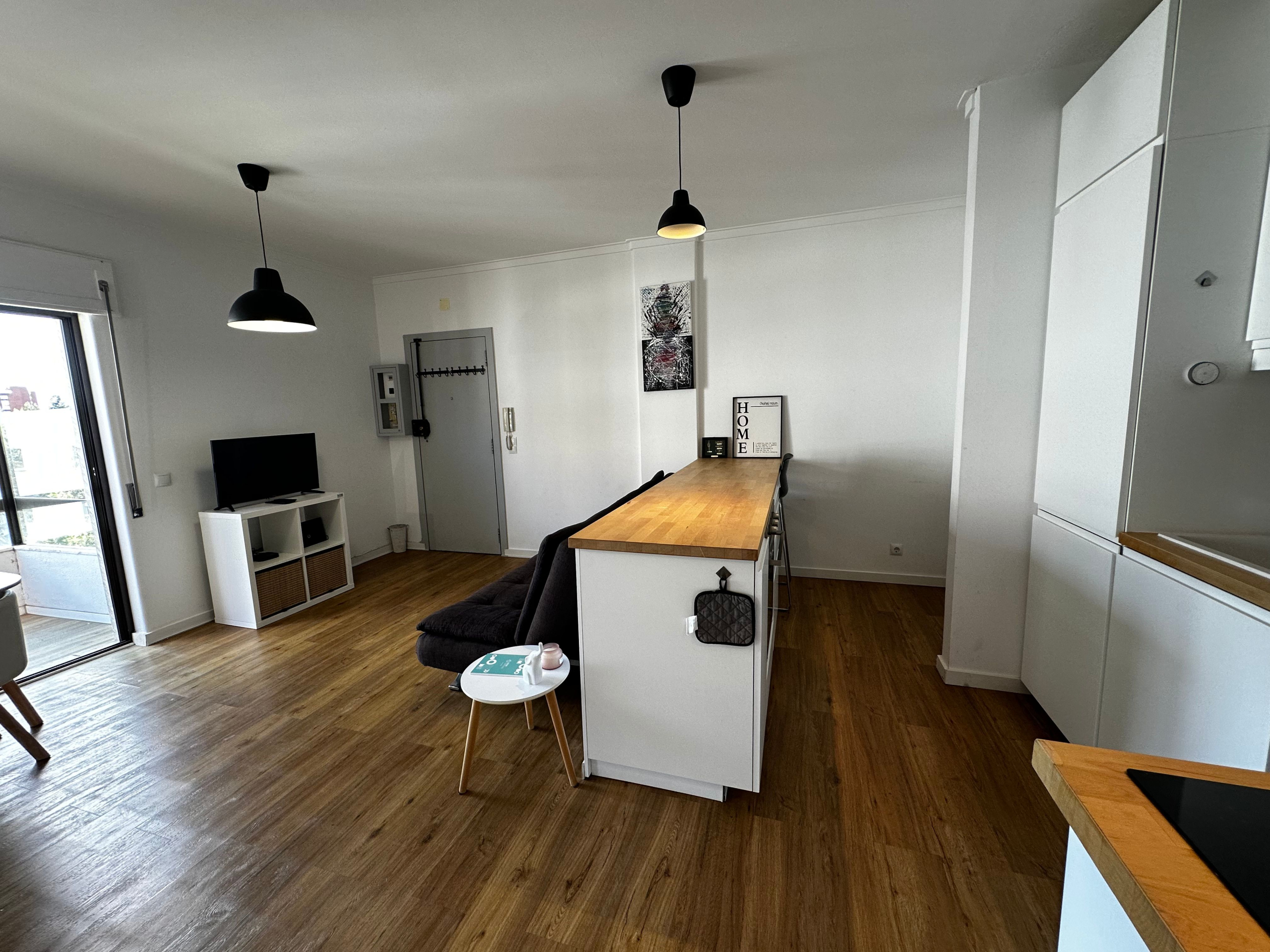 sala-2025-05-15 15.11.40-1.heic Monte Estoril, Avenida Piemonte, 251 – T1 com charme e luz natural no coração da sofisticação