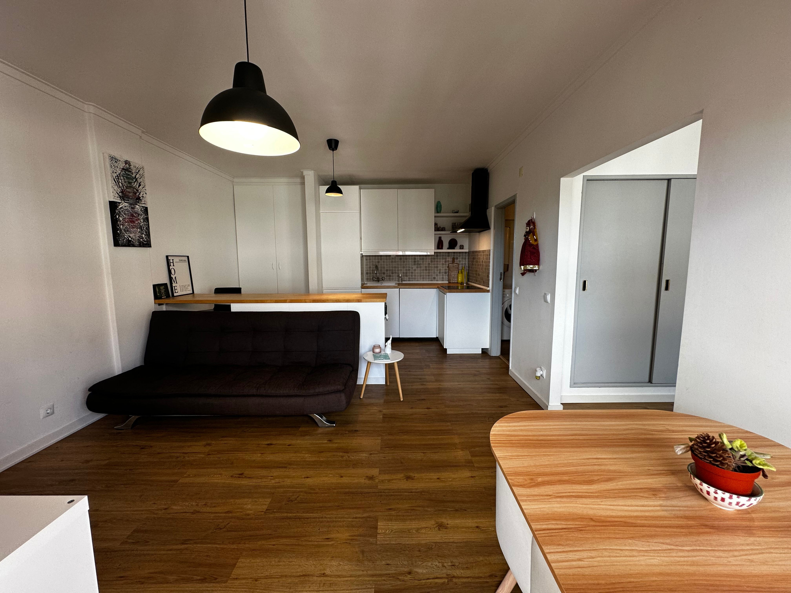 sala-2025-05-15 15.11.54-1.heic Monte Estoril, Avenida Piemonte, 251 – T1 com charme e luz natural no coração da sofisticação