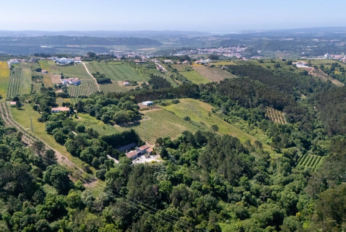 Moradia Exclusiva: Natureza, História e Praia à Porta