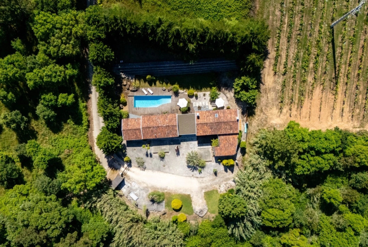 Moradia Exclusiva: Natureza, História e Praia à Porta