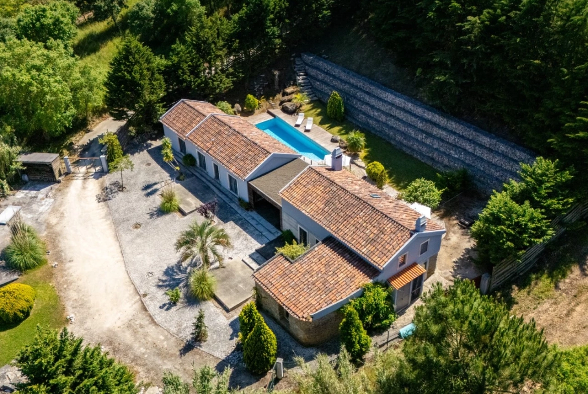 Moradia Exclusiva: Natureza, História e Praia à Porta