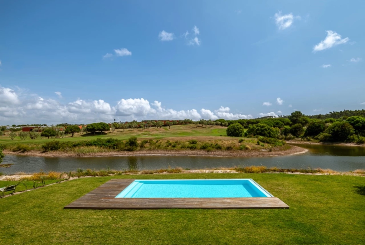 Moradia isolada com 4 quartos no Bom Sucesso Resort, jardim e piscina a 7 minutos da Lagoa de Óbidos e das praias do Oeste