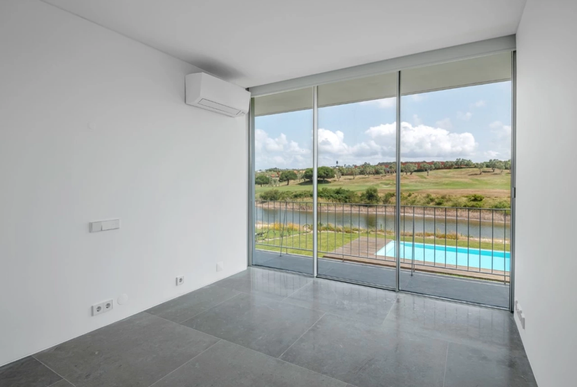 Moradia isolada com 4 quartos no Bom Sucesso Resort, jardim e piscina a 7 minutos da Lagoa de Óbidos e das praias do Oeste