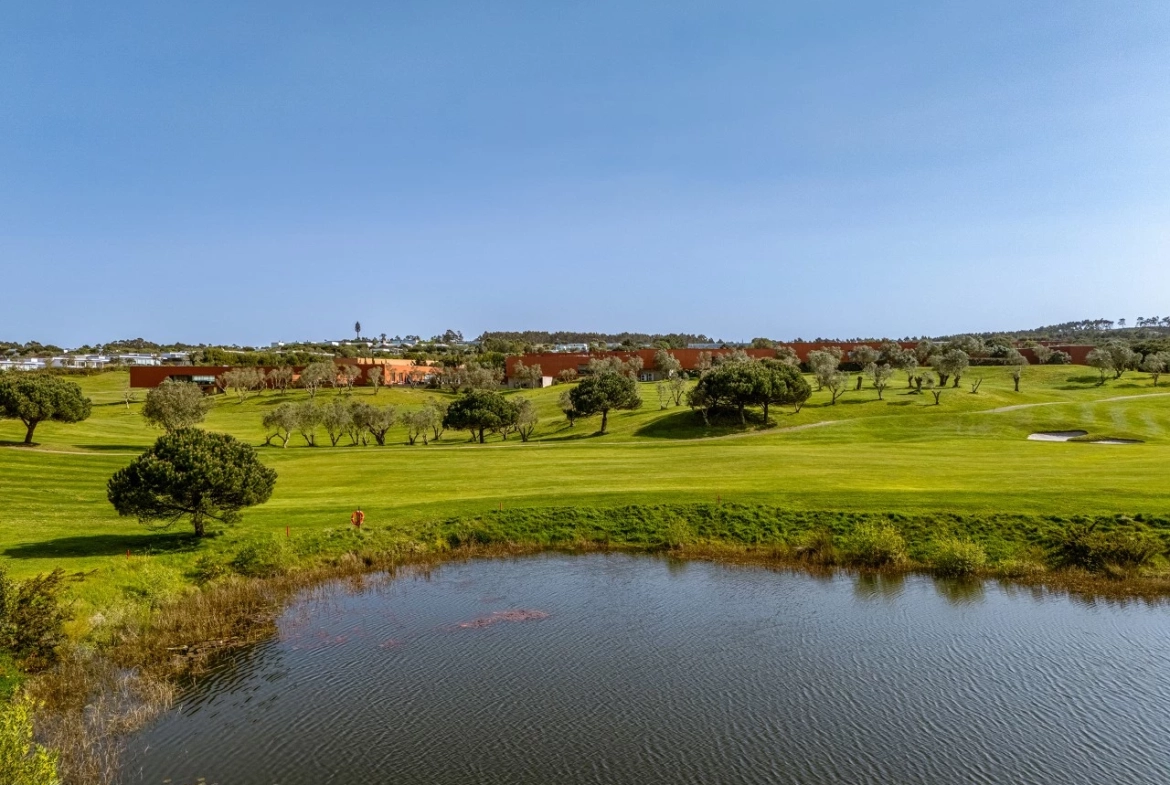 Moradia isolada com 4 quartos no Bom Sucesso Resort, jardim e piscina a 7 minutos da Lagoa de Óbidos e das praias do Oeste