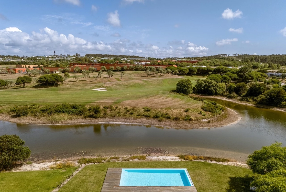 Moradia isolada com 4 quartos no Bom Sucesso Resort, jardim e piscina a 7 minutos da Lagoa de Óbidos e das praias do Oeste