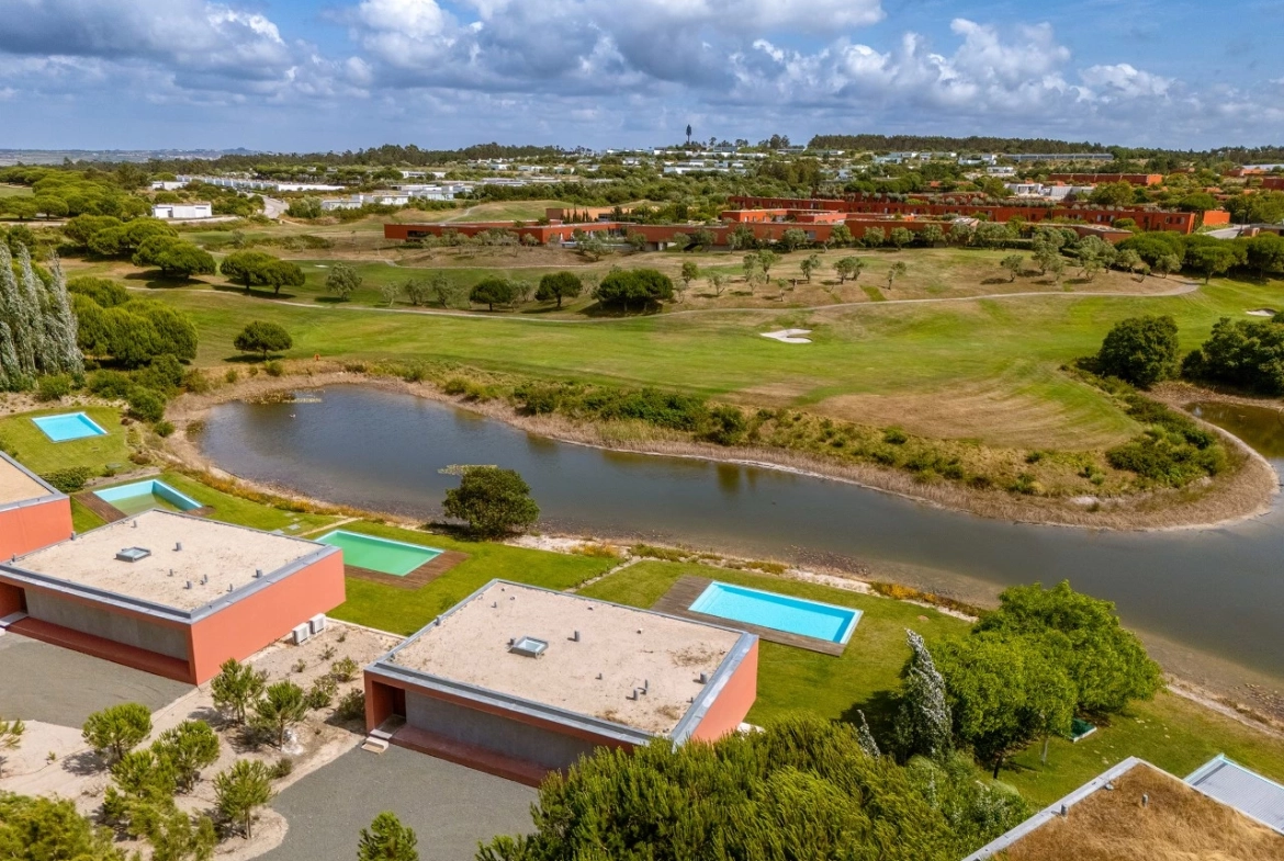 Moradia isolada com 4 quartos no Bom Sucesso Resort, jardim e piscina a 7 minutos da Lagoa de Óbidos e das praias do Oeste