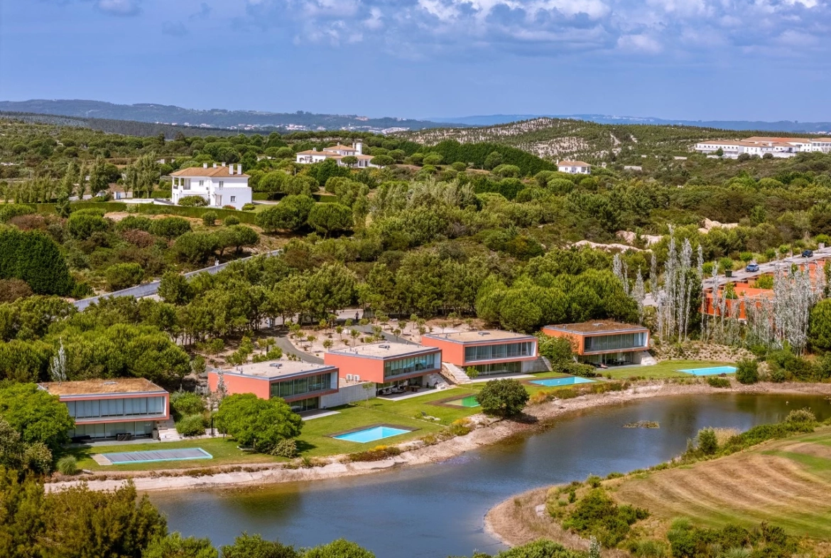 Moradia isolada com 4 quartos no Bom Sucesso Resort, jardim e piscina a 7 minutos da Lagoa de Óbidos e das praias do Oeste