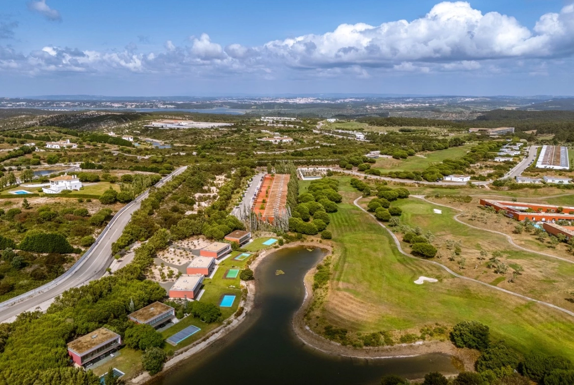 Moradia isolada com 4 quartos no Bom Sucesso Resort, jardim e piscina a 7 minutos da Lagoa de Óbidos e das praias do Oeste